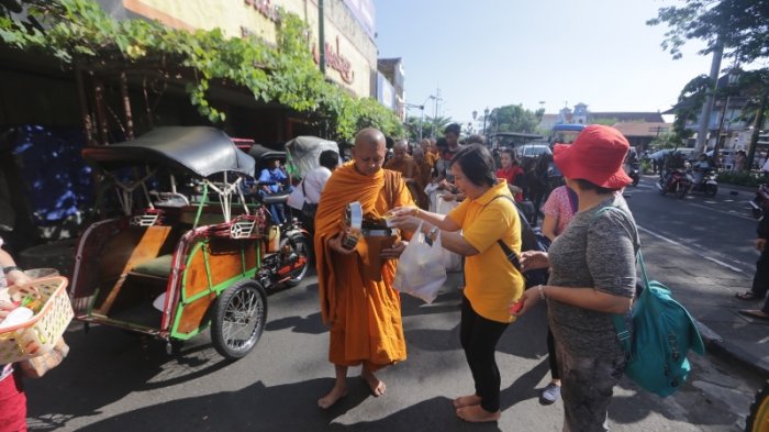 Para Bhiksu Lakukan Prosesi Pindapata di Kawasan Malioboro