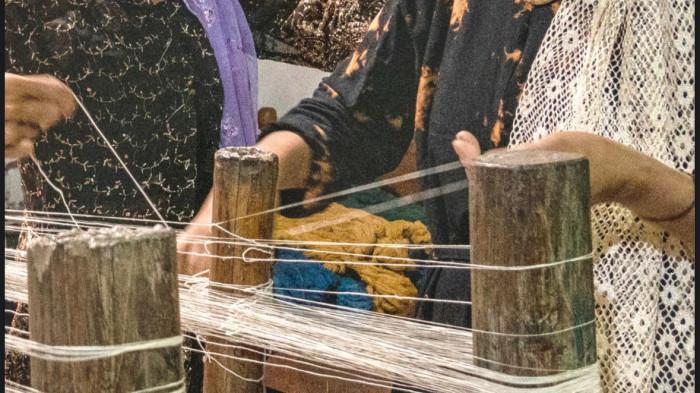 Proses pintal benang secara tradisional di Tuban, Jawa Timur.