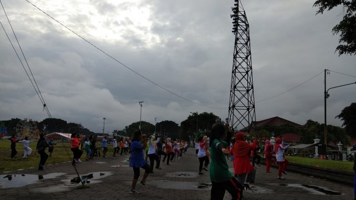 Puluhan Lansia Semangat Ikut Senam di Alun-alun Utara Yogyakarta