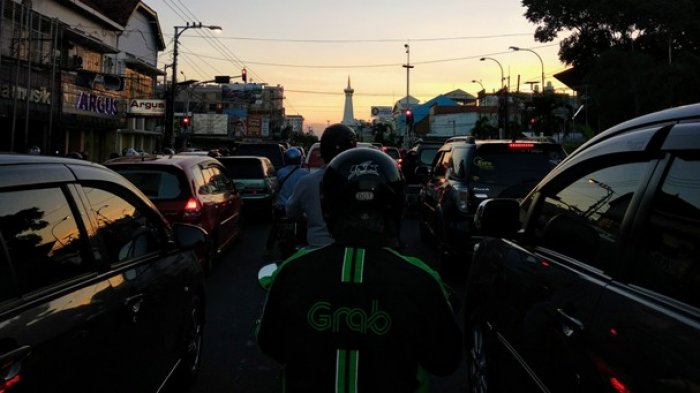 Senin Petang, Simpang Tugu Terpantau Padat