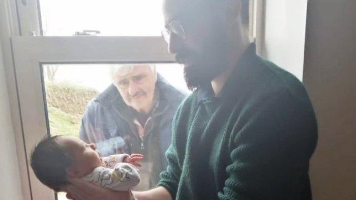 Mengharukan, Kakek Ini Hanya Bisa Menatap Cucunya dari Balik Jendela Karena Virus Corona