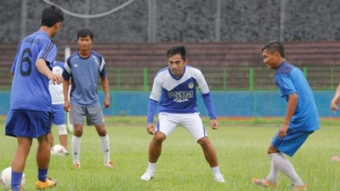 Seto Nurdiyantoro mengenakan jerseya PSIM Yogyakarta.