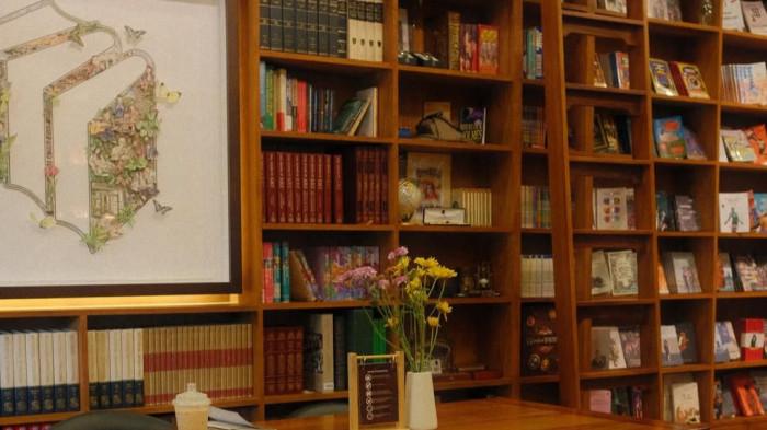 Shira Media - Rekomendasi Book Cafe di Sleman yang harus dikunjungi.