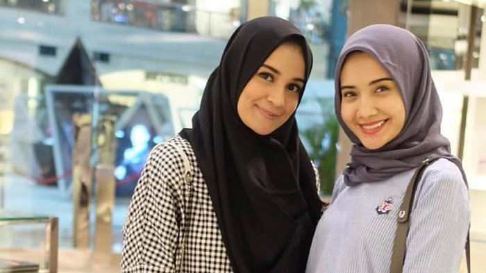 Lihat Foto Ini! Shireen Sungkar dan Zaskia Sungkar Tak Pakai Hijab Disebut Kembar