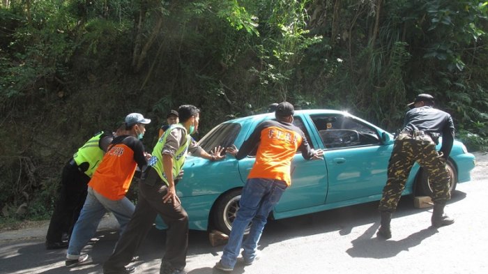Sosok Ini Rela Korbankan Tenaga untuk Bantu Wisatawan yang Kesulitan Menembus Tanjakan Bantul