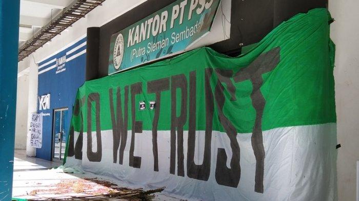 Spanduk Protes Terhadap Manajemen PSS Sleman Bermunculan di Pagar Stadion Maguwoharjo