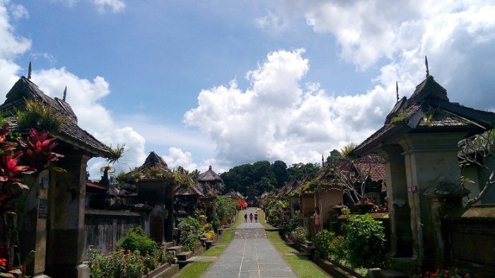 Suasana Desa Penglipuran yang berada di Kecamatan Bali, tampak beberapa bangunan rumah di Desa tersebut masih mengusung nuansa tradisional dan mempertahankan nuansa adat Bali yang kental. Tampak pula, beberapa tanaman yang memenuhi depan rumah setiap warga dan membuat suasana semakin asri dan tentram.