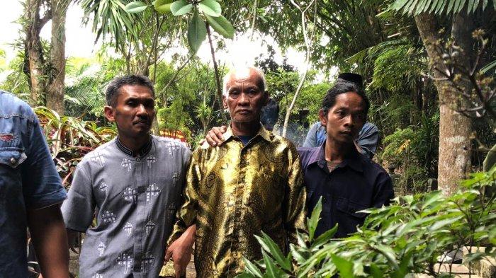 Suraji Ayah Yasinta Bunga saat pemakaman jenazah Minggu (23/2/2020). 