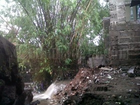 Talud Kali Buntung Jebol, Satu Rumah Terancam Longsor