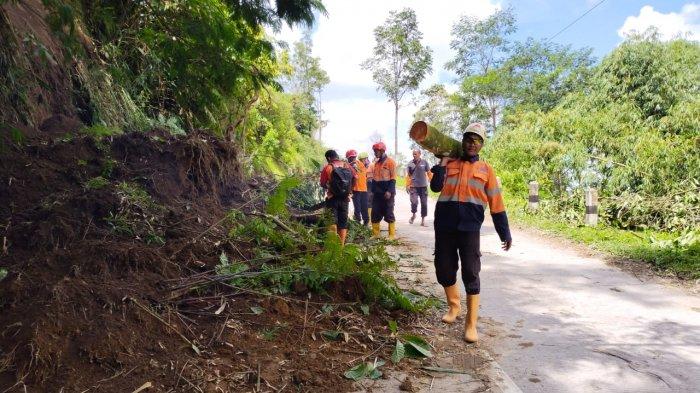 Akses Jalan Magelang-Boyolali Tertutup Tanah Longsor