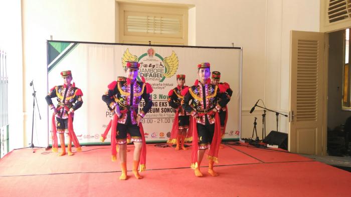 Chatarina, Gadis Tuna Grahita yang Semangat Menari Angguk