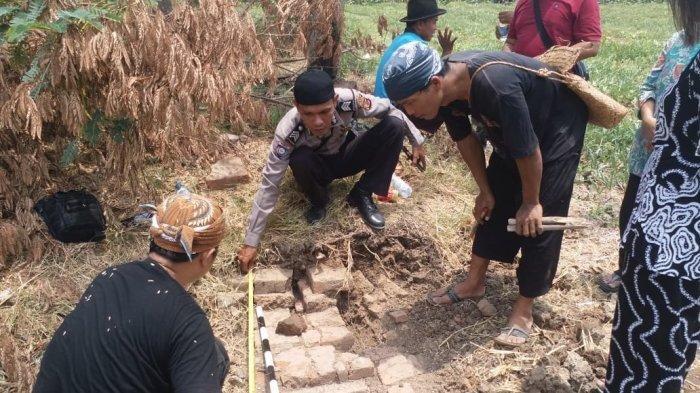 Batu-bata Kuno Itu Ditemukan di Areal Kebun Setelah Ada Bisikan dari Bhiksu Misterius