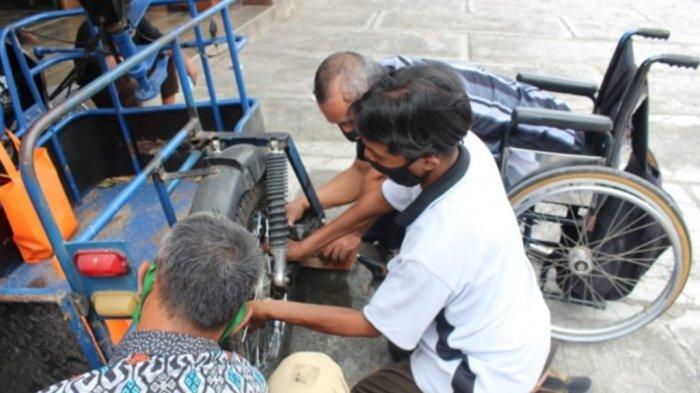 TIM PHP2D HMP Pendidikan Geografi UMS Gelar Pelatihan Service Kursi Roda Bagi Difabel