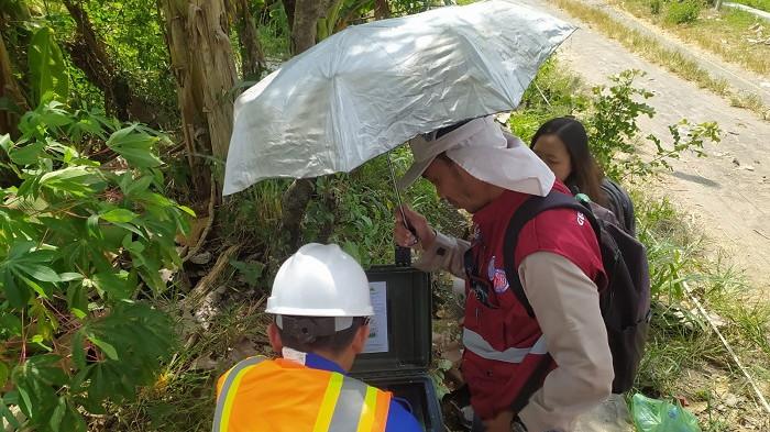 GEOLISTRIK: Tim Laboratorium Geofisika Eksplorasi, Departemen Teknik Geologi dan Lingkungan (DTGL) Fakultas Teknik UGM memasang alat untuk pemindaian metode geolistrik di sekitar rumah Agusyani di Seyegan Sleman, Selasa (9/6/2026). Penelitian tim UGM ini dimaksudkan untuk memecahkan misteri api yang terus muncul di rumah Agusyani dan sekitarnya.