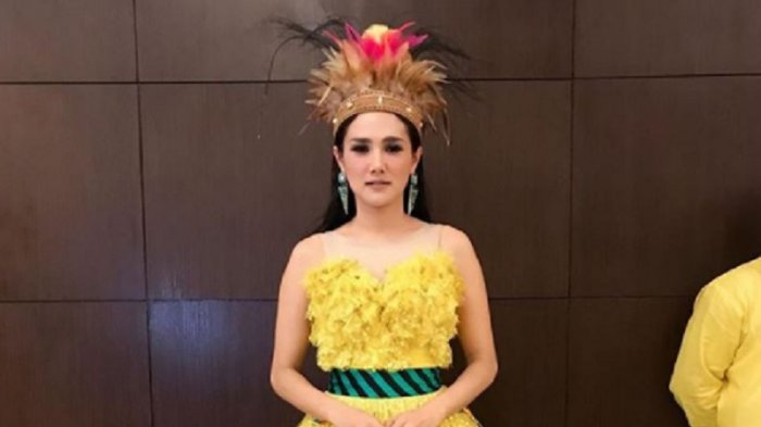 Mulan Jameela Terlihat Anggun Kenakan Pakaian Adat Papua, Warganet Justru Fokus Dengan Kakinya