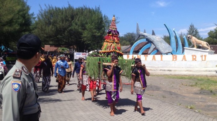 Unik, Ada Kirab Masakan Seafood di Pantai Baru