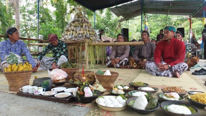 Wujud Syukur Hasil Panen, Warga Karanggede Kulonprogo Gelar Upacara Nggumbregi