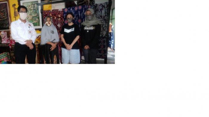 UPN Dampingi Perajin Batik di Berbah, Ciptakan Lingkungan Kerja yang Nyaman agar Kinerja Meningkat