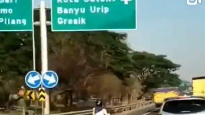 Video Viral Emak-emak Terobos Tol di Surabaya Pakai Motor, Melaju Kencang Salip Kendaraan Lain