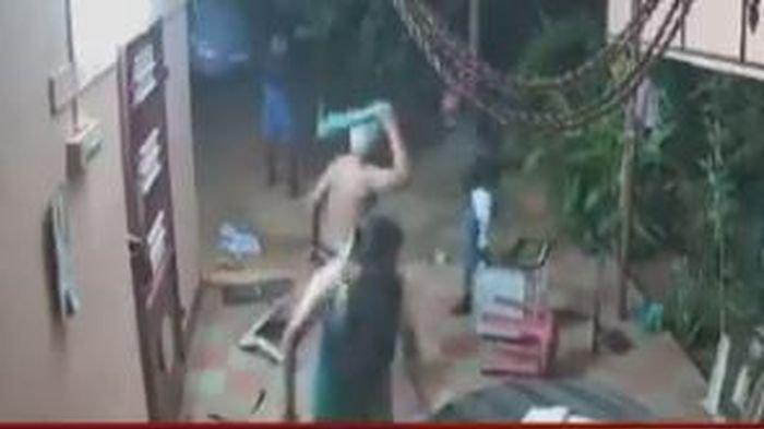 Viral Video Kakek Nenek Melawan Perampok Bersenjata Pakai Sandal dan Kursi Hingga Kocar-kacir