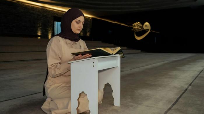 Seorang wanita sedang membaca Al-Quran (Canva/ZeynepSudeEmek/Pexels)