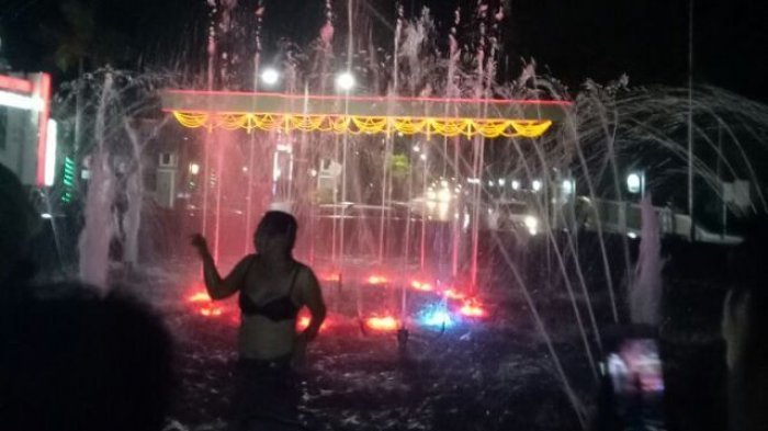 Geger, Wanita Nyaris Telanjang Sengaja Mandi di Air Mancur Taman Kota