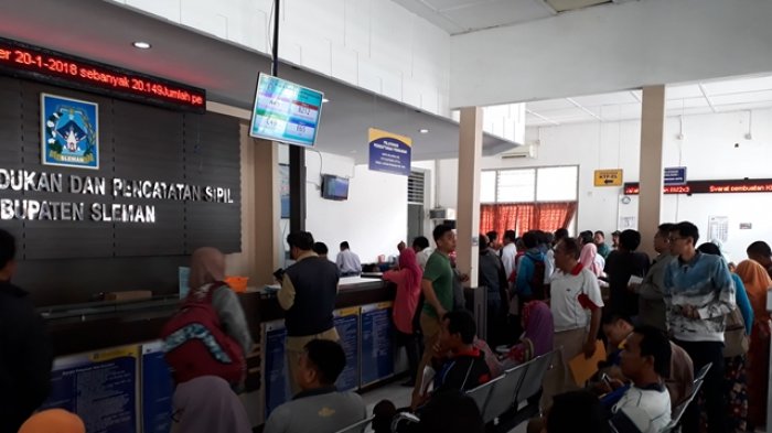 Jelang Batas Akhir Registrasi Kartu SIM Prabayar, Warga Padati Kantor Disdukcapil Sleman