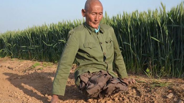 Tanpa Kaki, Pria Ini Tetap Bekerja dan Merawat Ibu dan Adiknya Selama 40 Tahun