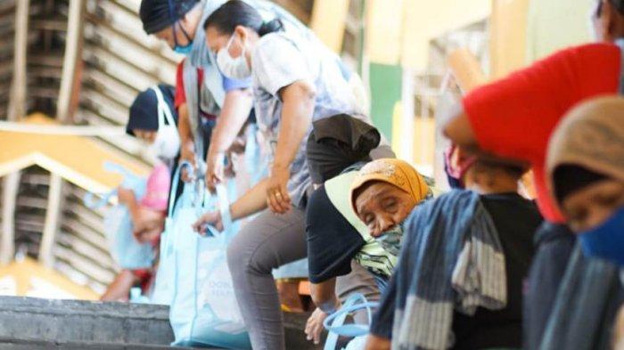 Yayasan Dana Kemanusiaan Kompas Salurkan Bantuan Sembako untuk Buruh Gendong di DIY