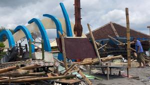 19-Warung-di-Pantai-Depok-Bantul-Rusak-Dihantam-Gelombang-Pasang.jpg