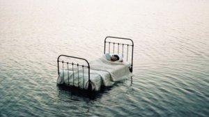 5-Arti-Mimpi-Tidur-di-Atas-Laut-yang-Perlu-Anda-Ketahui.jpg