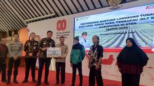 7185-Buruh-Tani-Tembakau-di-Klaten-Terima-BLT-DBHCHT.jpg
