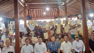 AHY-Bagikan-Ratusan-Sertifikat-PTSL-di-Gunungkidul-Warga-Diminta-Waspadai-Mafia-Tanah.jpg