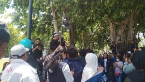 Abah-Lala-hadir-mengikuti-aksi-damai-ratusan-seniman-seniwati.jpg