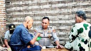 Aipda-Purnomo-bersama-warga.jpg