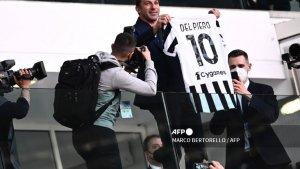 Alessandro-Del-Piero-memegang-jersey-sebelum-Liga-italia-Serie-A-antara-Juventus-vs-Bologna.jpg