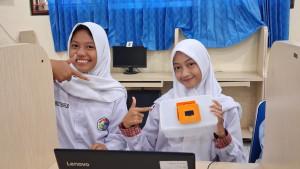 Alya-Meisya-kanan-dan-Felda-Triana-kiri-Siswi-SMA-Negeri-2-Cilacap-Perancang-Ompreng.jpg