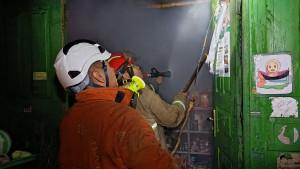BPBD-Bantul-memadamkan-api-di-toko-kelontong-Kalurahan-Palbapang-Kapanewon-Bantul-Bantul-DIY.jpg