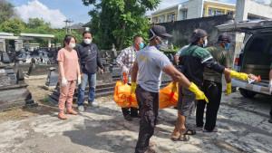 BREAKING-NEWS-Mayat-Tanpa-Identitas-Ditemukan-Membusuk-di-Area-MakamRanduguwang-Sleman.jpg