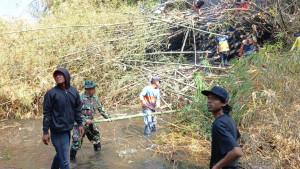 Babinsa-Koramil-dan-Forkopimcam-Ceper-Bersih-bersih-Rumpun-Bambu.jpg