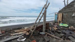 Bangunan-rumah-warga-di-Pantai-Trisik-dihantam-gelombang.jpg