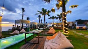 Berbuka-dengan-View-Sunset-di-Heha-Ocean-View-Gunungkidul.jpg