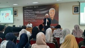 Beri-Kuliah-Umum-Tentang-Demokrasi-di-Unisa-Ganjar-Pranowo-Sebut-Pejabat-Jangan-Alergi-Kritik.jpg