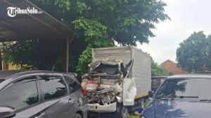 Berita-Kecelakaan-Mobil-Boks-Seruduk-Tronton-di-Tol-Solo-Ngawi-2-Orang-Tewas.jpg