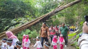 Bupati-Klaten-Ajak-Anak-anak-Gemar-Makan-Ikan-dan-Tebar-30000-Benih-Ikan.jpg