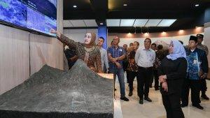 Bupati-Sleman-Kustini-Sri-Purnomo-meninjau-musium-Gunungapi-Merapi-MGM.jpg