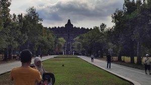Candi-Borobudur-dan-stupa-induknya-592024.jpg