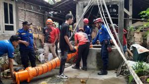 Damkar-Gunungkidul-Evakuasi-Kambing-Terperosok-ke-Sumur-Sedalam-20-Meter.jpg