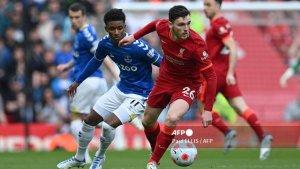 Demarai-Gray-vs-Andrew-Robertson-di-Liga-Inggris-antara-Liverpool-vs-Everton-di-Anfield.jpg