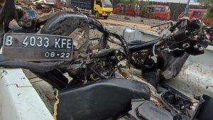 Detik-detik-Isep-dan-Winda-Melompat-Saat-Kereta-Seret-Motornya-di-Perlintasan-Liar-di-Bekasi.jpg